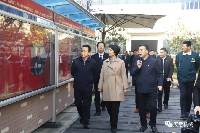 濟(jì)寧市委常委、組織部部長(zhǎng)孔凡萍帶領(lǐng)全市“兩新”組織黨建工作現(xiàn)場(chǎng)觀摩團(tuán)蒞臨天意機(jī)械調(diào)研指導(dǎo)
