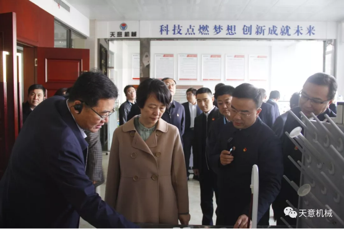 濟(jì)寧市委常委、組織部部長(zhǎng)孔凡萍帶領(lǐng)全市“兩新”組織黨建工作現(xiàn)場(chǎng)觀摩團(tuán)蒞臨天意機(jī)械調(diào)研指導(dǎo)